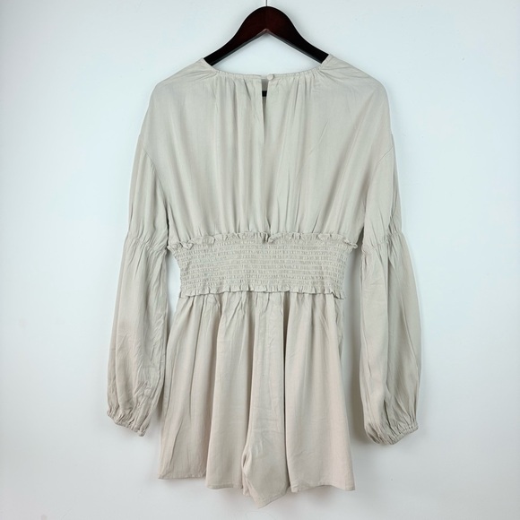 Forever 21 Women's Beige Long Sleeve Button Smocked Waistband Romper Medium NWT - Picture 5 of 6